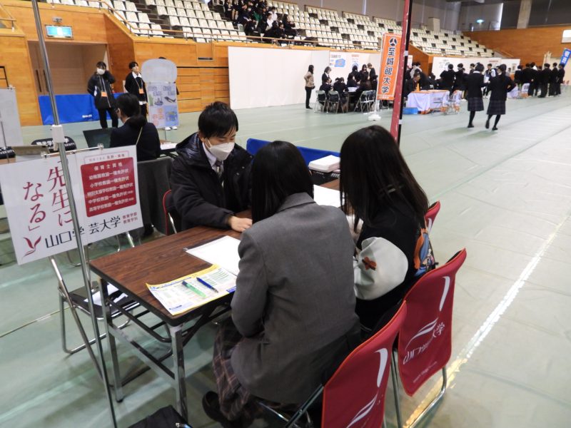 1年生が維新公園で行われた県内進学•仕事魅力発信フェアに参加してきました。